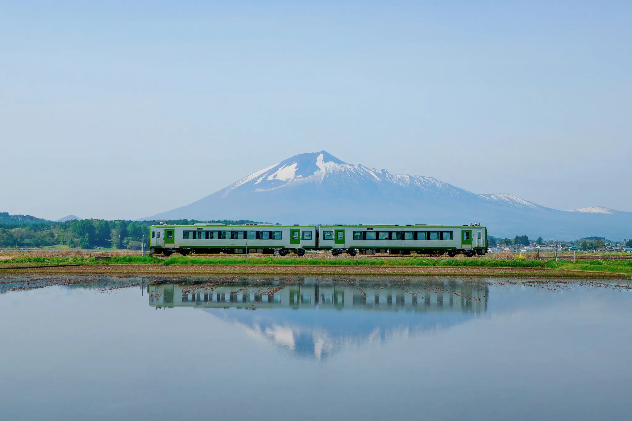 花輪線から見る岩手山の春の風景