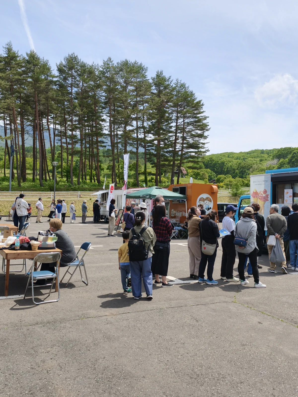 地域イベントの出店と来場者の様子