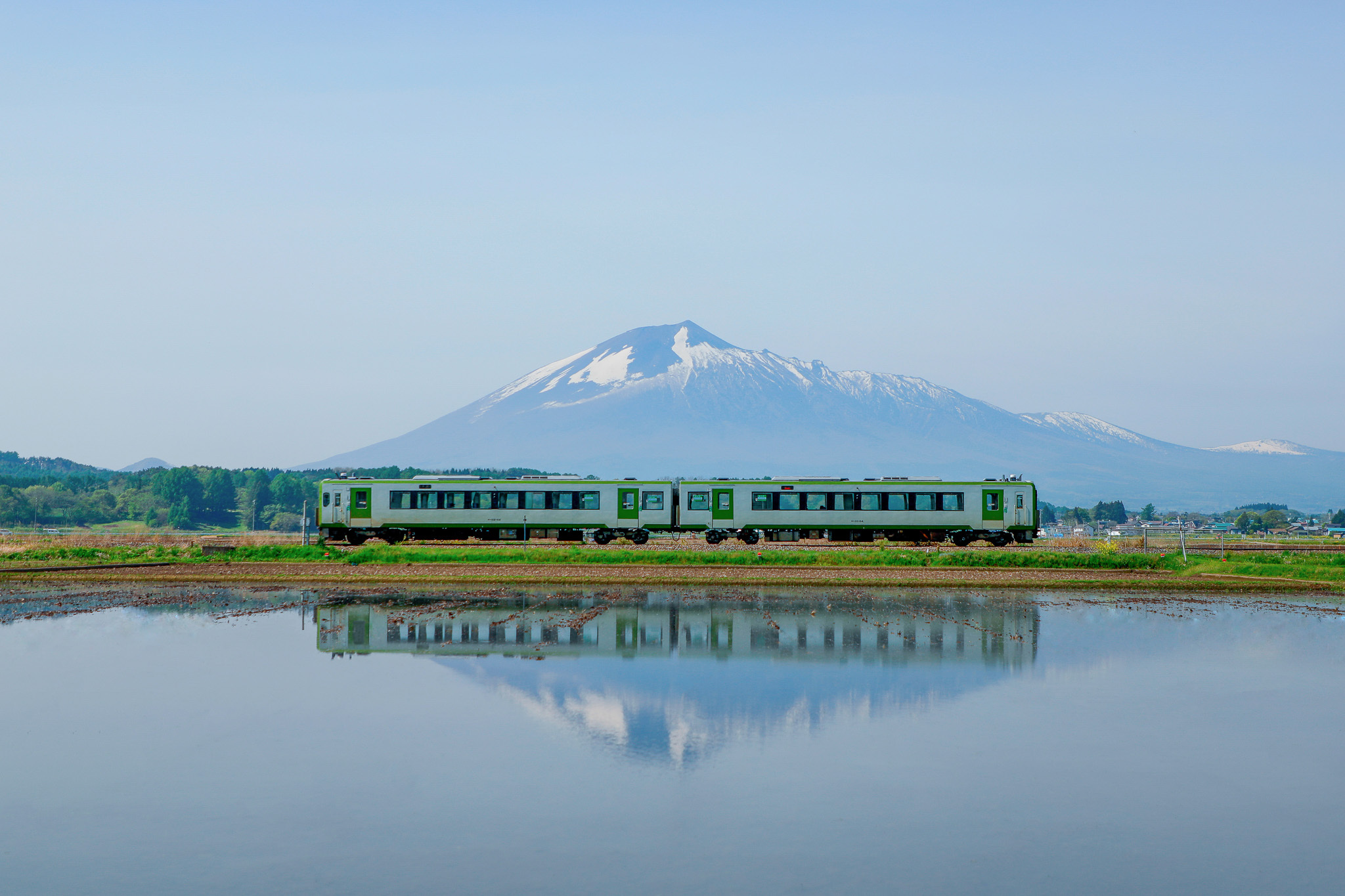 花輪線から見る岩手山の春の風景