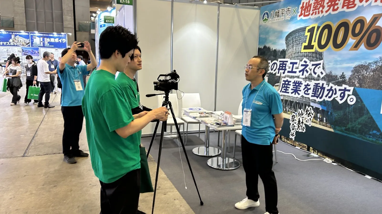 ブースで来場者をお迎えする様子